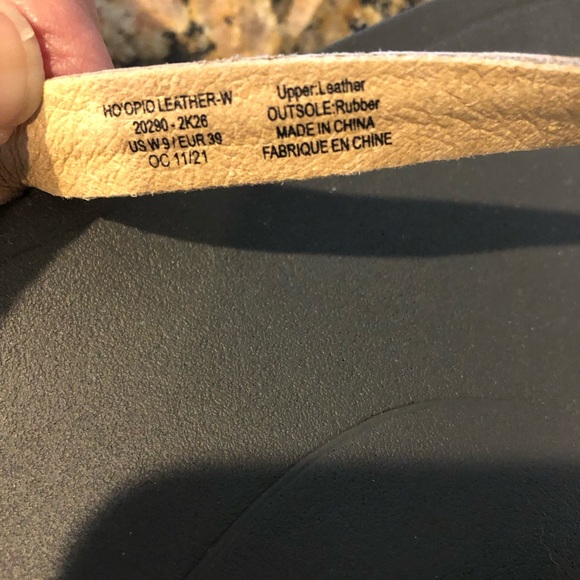 OluKai flip flops metallic leather and molded foot bed. 🐳🌞🩴👙🕶️🌴 - Picture 2 of 4